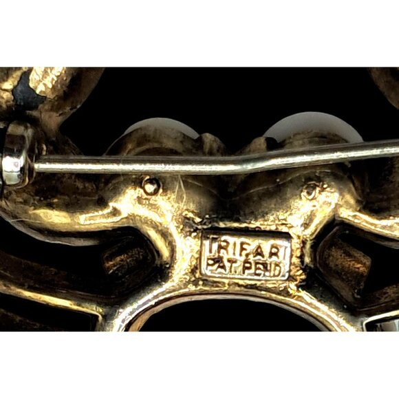 Trifari Crab Brooch Figural Pin White Rhinestone Cabochon Gold Tone Vintage Cost - Picture 5 of 11